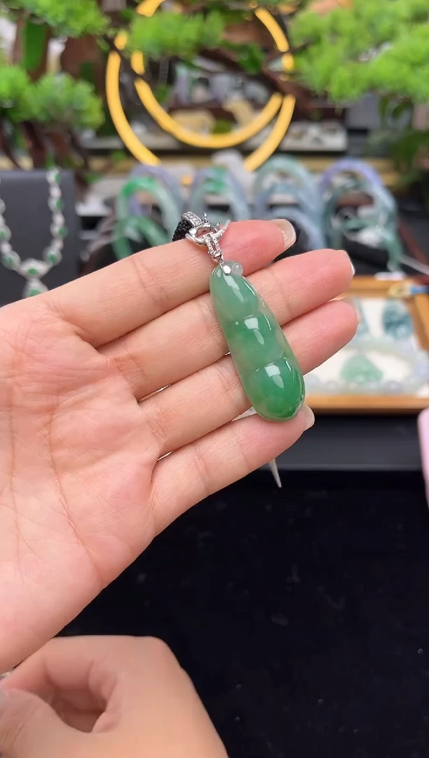 颈饰18K金镶嵌翡翠吊坠