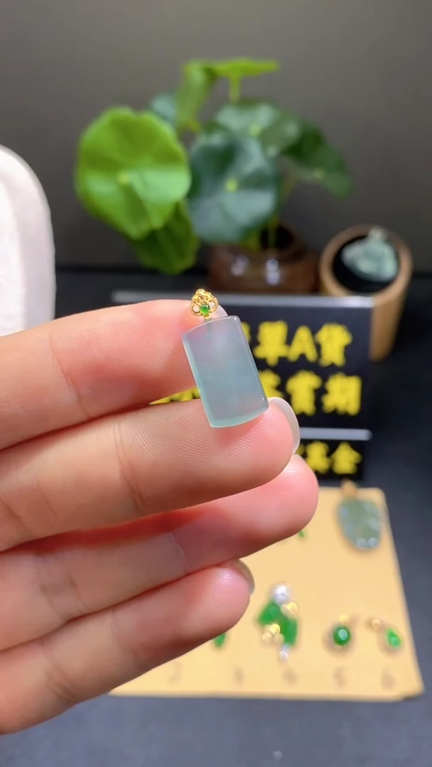 颈饰18K金镶嵌翡翠翡翠A货1