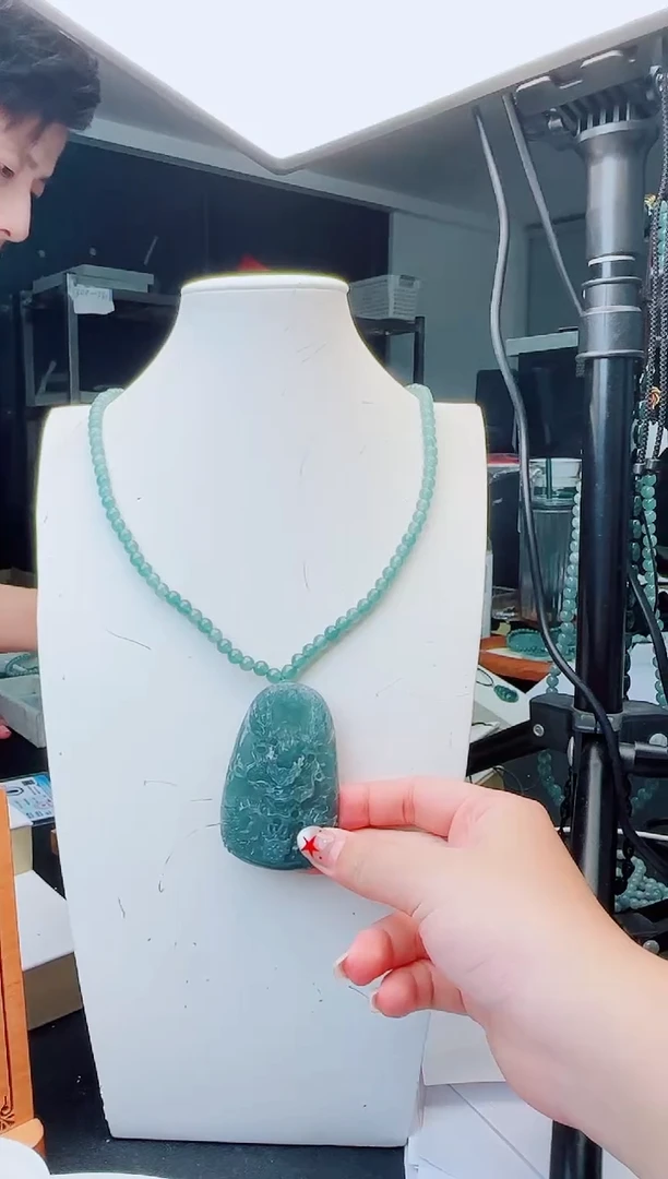 颈饰未镶嵌翡翠多样性发其中一