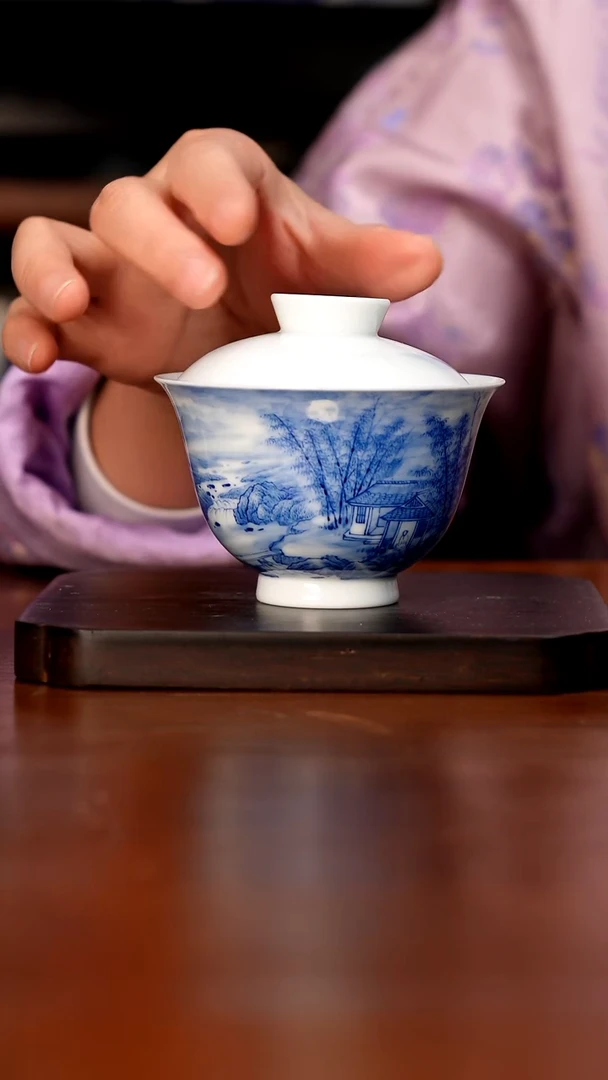 手工青花陶瓷山水盖碗