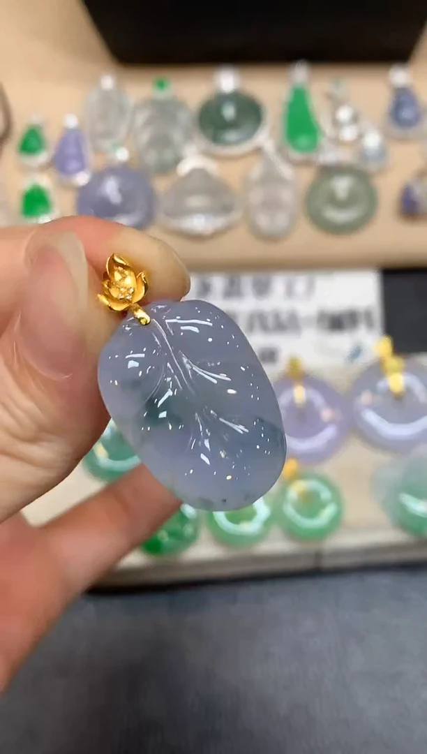 颈饰18K金镶嵌翡翠树叶【无服务费