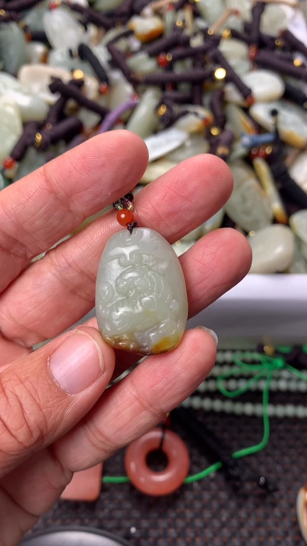 【闪购商品】和田玉颈饰未镶嵌多样性发货没有证书，拍一发一.有瑕