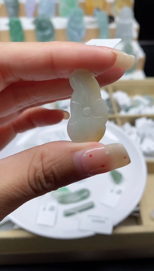 翡翠未镶嵌颈饰吊坠      78
