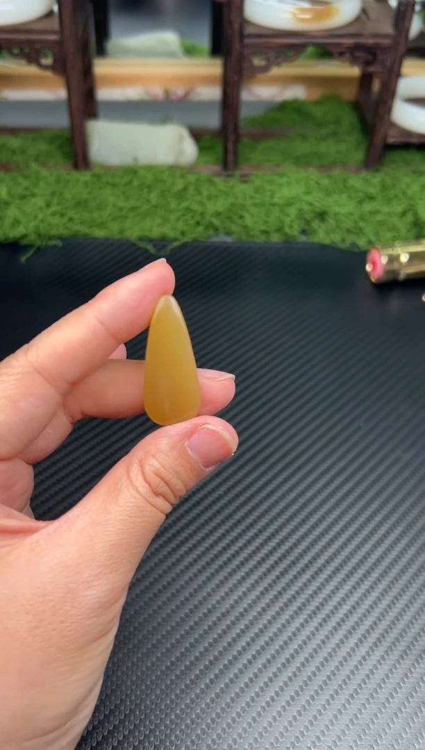 吊坠(赠链)未镶嵌和田玉且末金山微色差吊坠