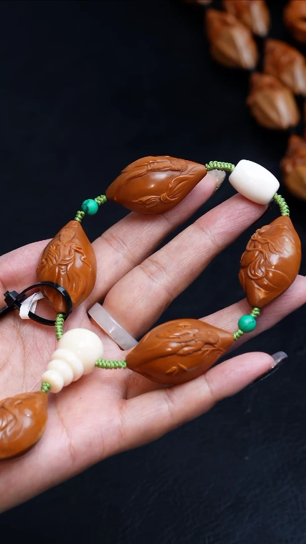 橄榄核吊坠22美背美女