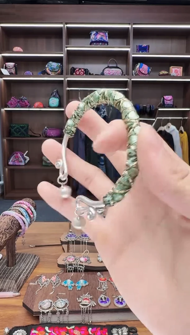织绣60蒙阿苏苗绣传承店