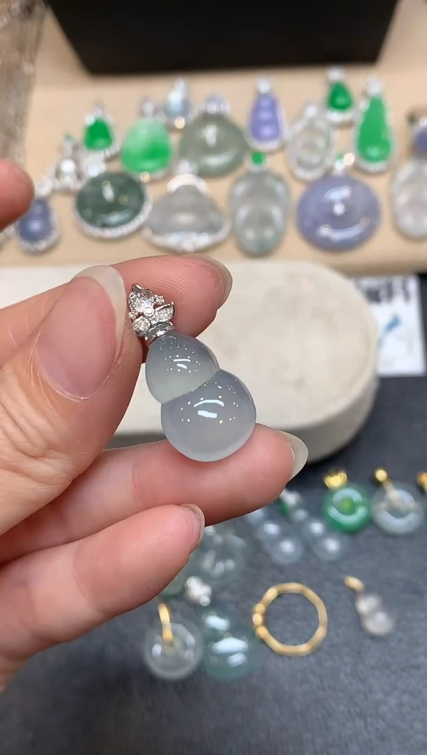 颈饰18K金镶嵌翡翠葫芦【无服务费