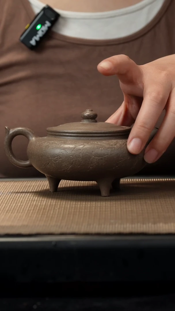 紫砂茶盏青降坡刻绘三足210CC