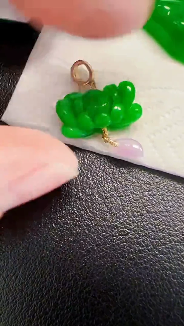 颈饰18K金镶嵌翡翠荷叶