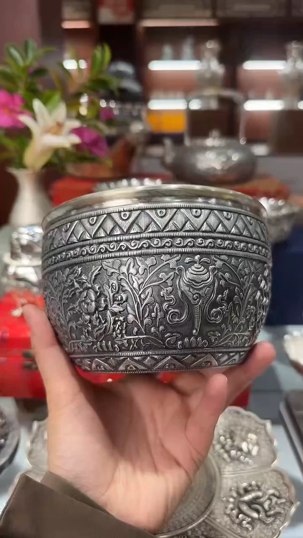过****年足银手工精工錾刻藏式八宝熏色钵小号