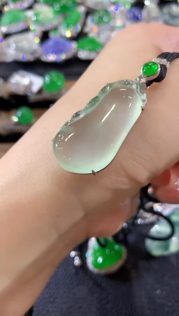 吊坠(不含链)18K金镶嵌翡翠C124
