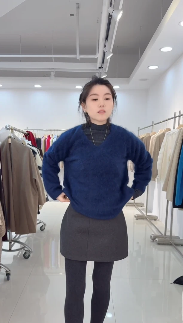 193山羊绒拉毛鸡心领藏青色 到手249