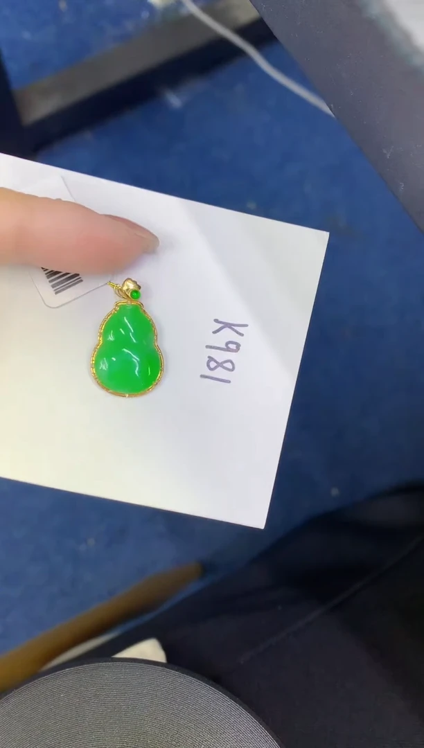颈饰18K金镶嵌翡翠缅甸天然翡翠A货