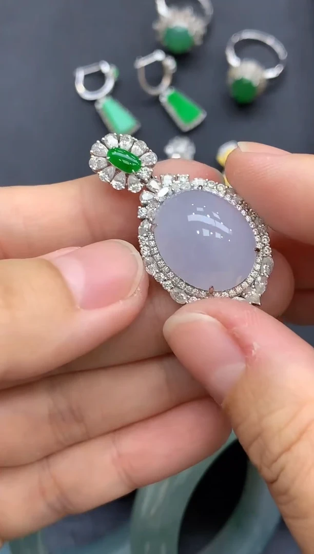 颈饰18K金镶嵌翡翠560-中国好珍宝