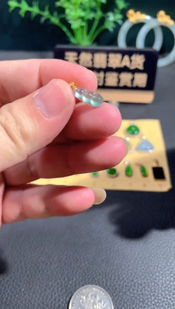翡翠18K金镶嵌颈饰翡翠