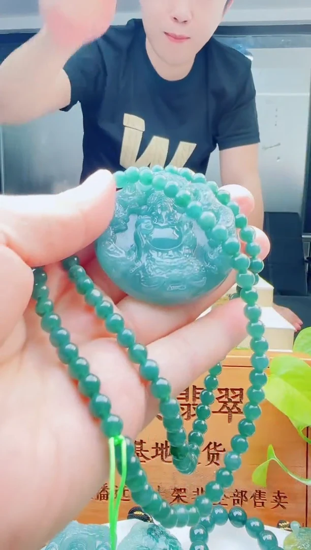 翡翠未镶嵌颈饰多样性发货其中一件