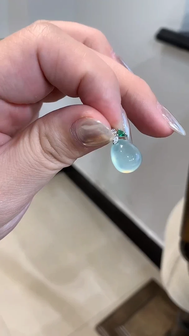未镶嵌蛇纹石玉吊坠(不含链)水滴