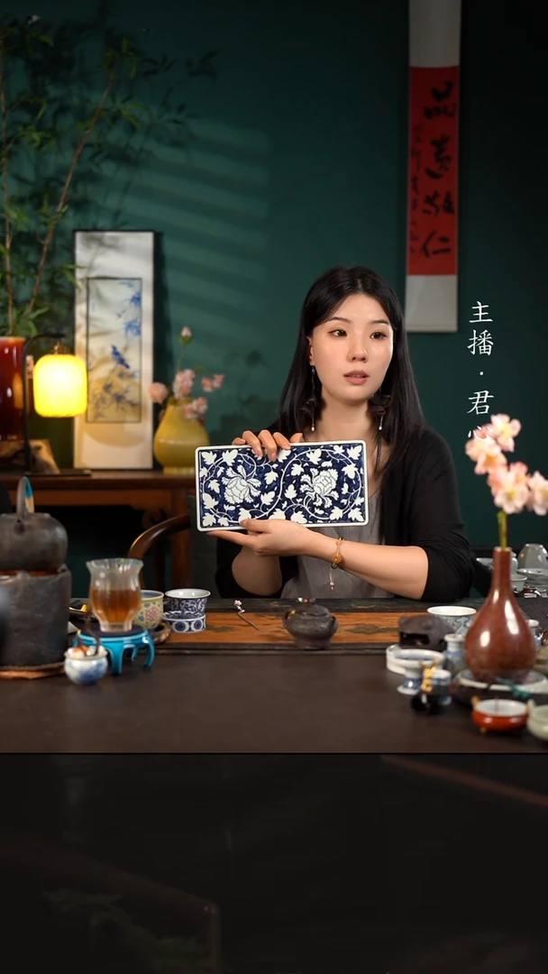 子润窑蓝地暗刻牡丹长干泡