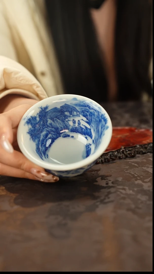 青花手绘山水压手主人杯