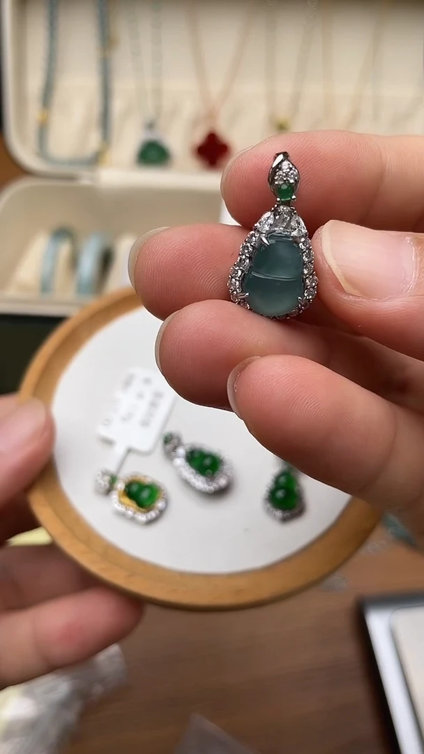 颈饰银S925镶嵌翡翠葫芦