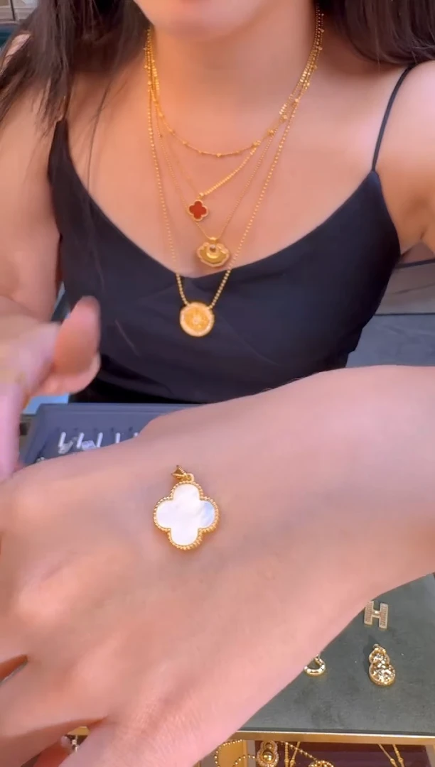 白色四叶草吊坠0.85g（多样性发货）