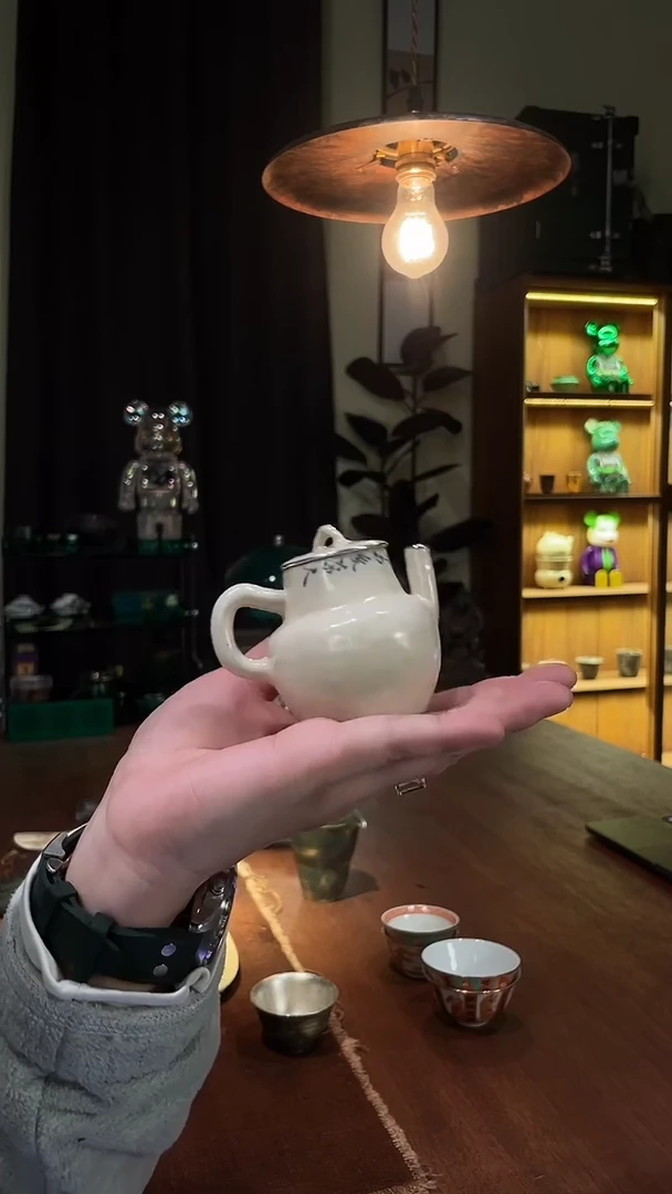 包银白紫砂壶...