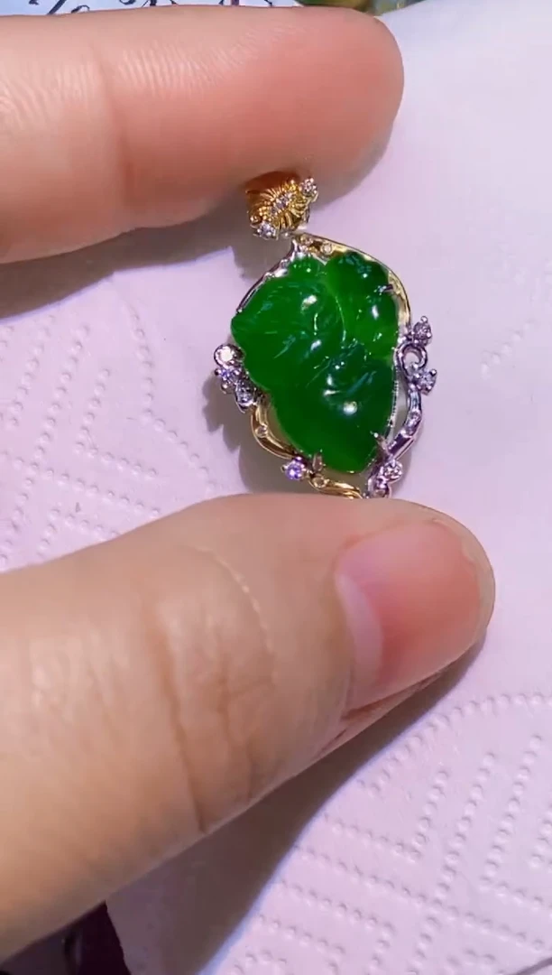 颈饰18K金镶嵌翡翠天使