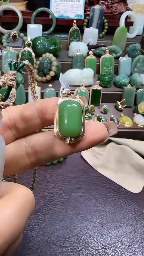 18K金镶嵌和田玉挂件顺***。【宏1115】68