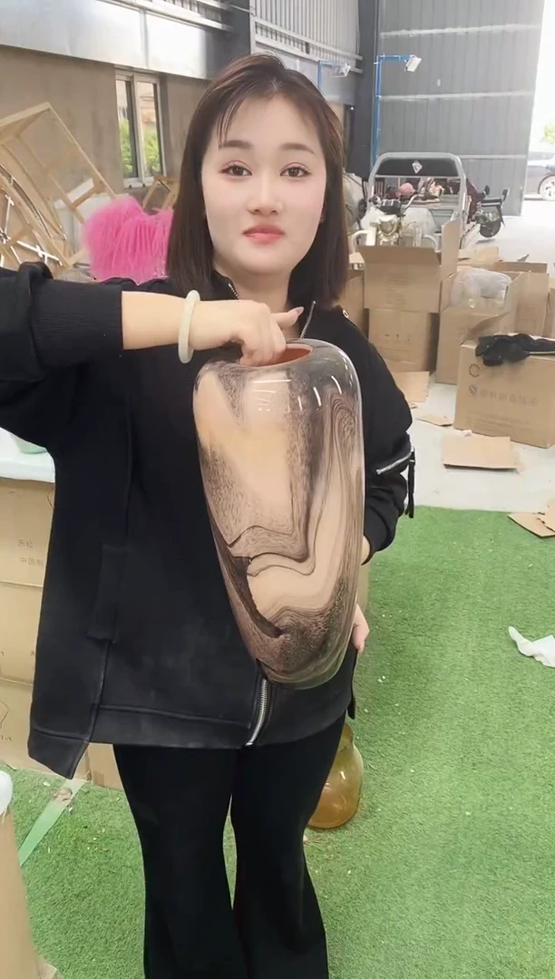 050人工吹制花瓶会有人工痕迹