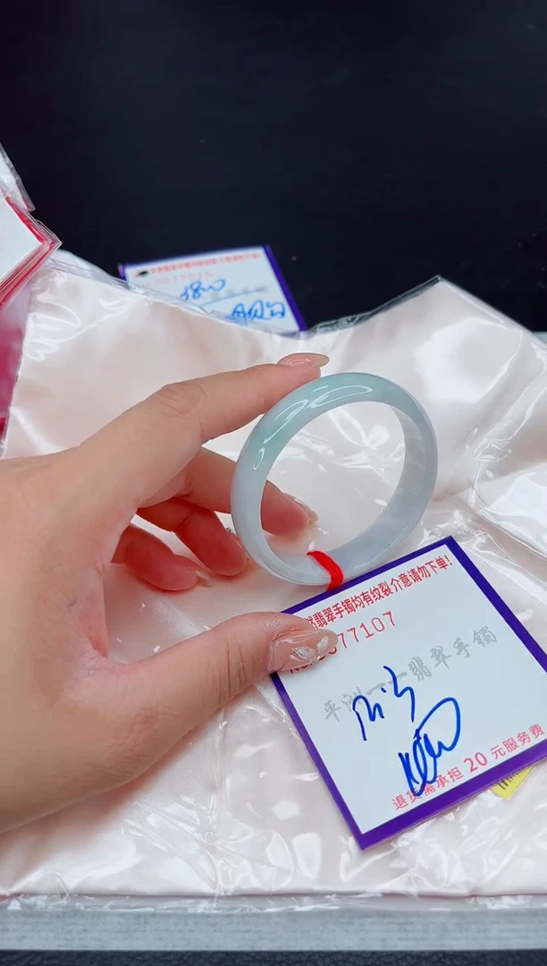 翡翠手镯未镶嵌1