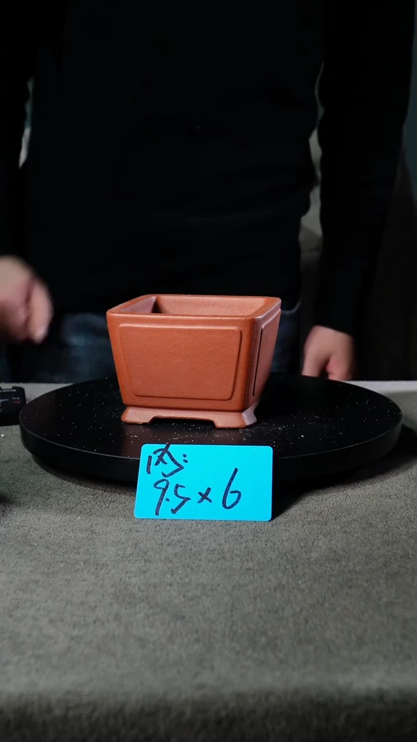 A宜兴紫砂小花盆