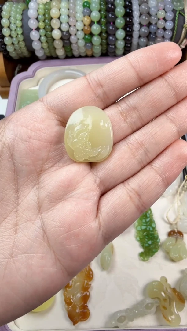 和田玉未镶嵌颈饰是**～荷花吊坠