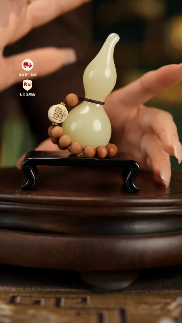 云南石竹叶青雕刻：福禄长寿葫芦手把件