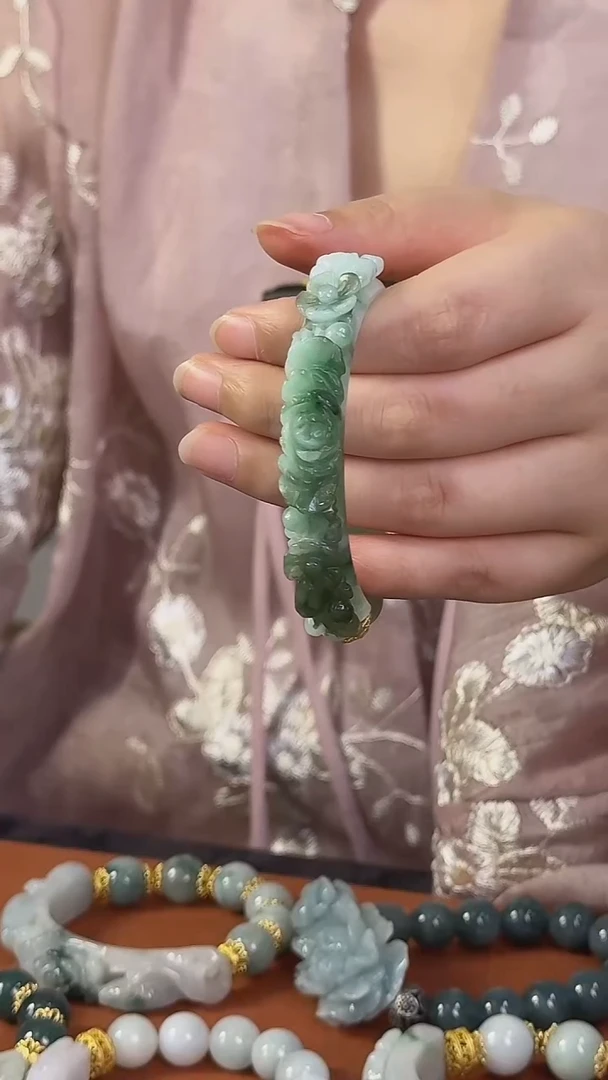 颈饰未镶嵌翡翠樱**寞翡翠半镯