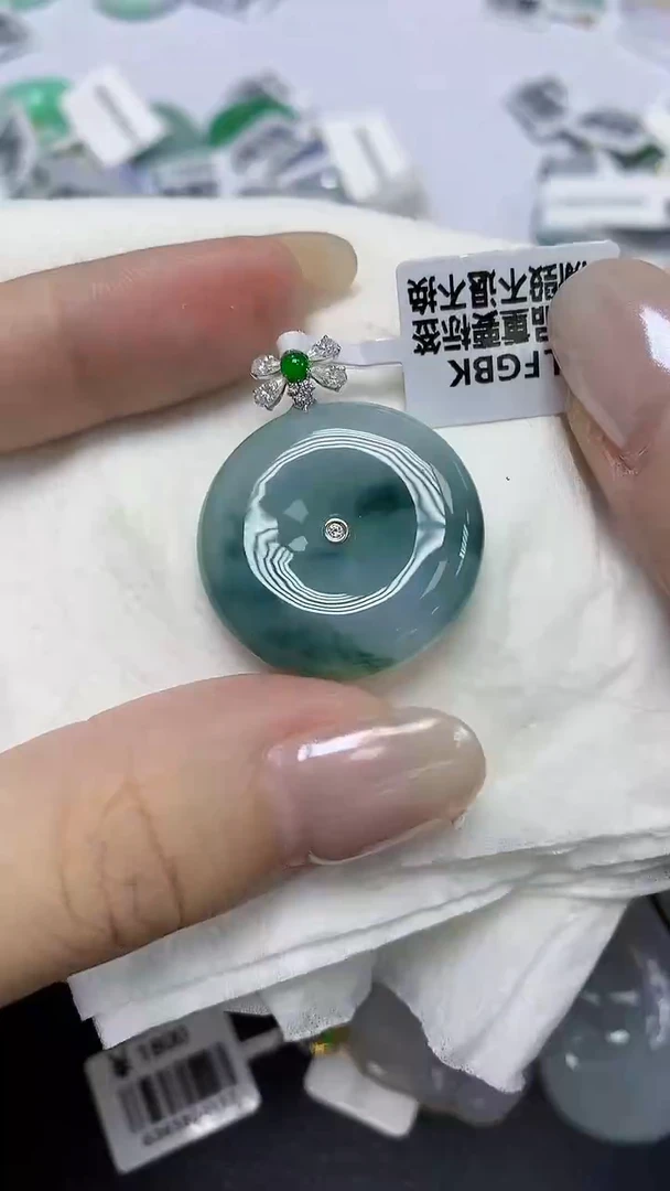 翡翠18K金镶嵌颈饰天然缅甸翡翠A货