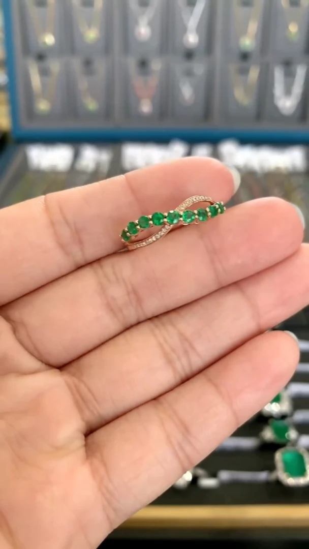 18K金镶嵌戒指祖母绿1克拉