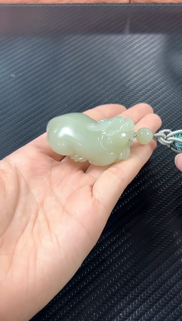吊坠(赠链)未镶嵌和田玉且末微色差迪克兰一细貔貅