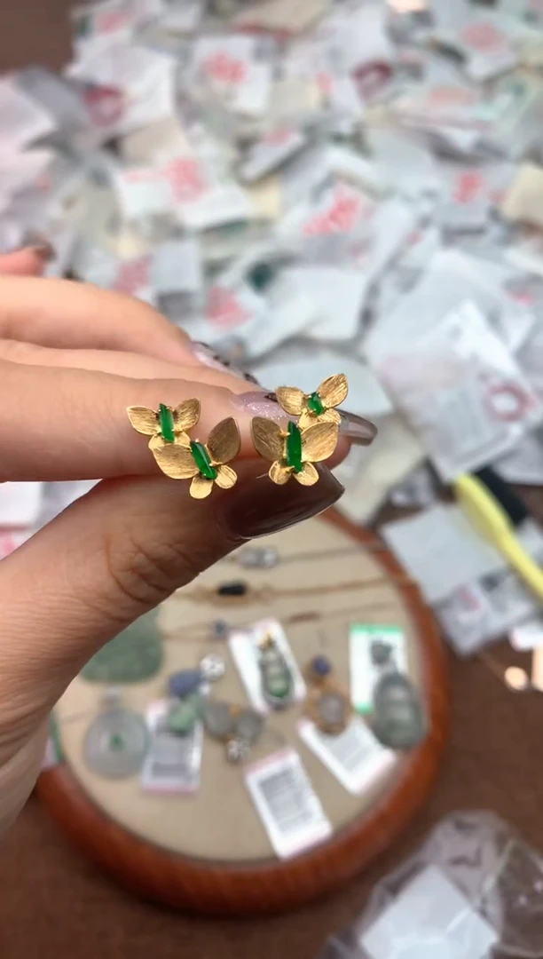 18K金镶嵌挂件翡翠—
