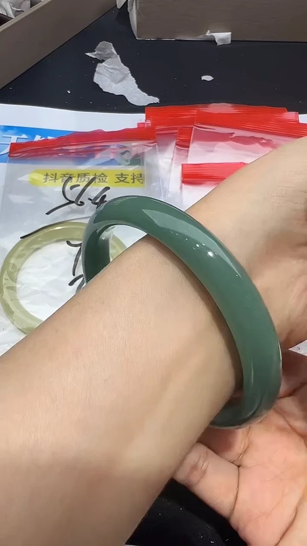 未镶嵌手镯石英质玉翠绿圈口61.2