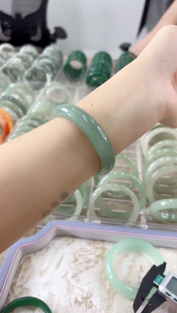 未镶嵌手镯石英质玉136-52D