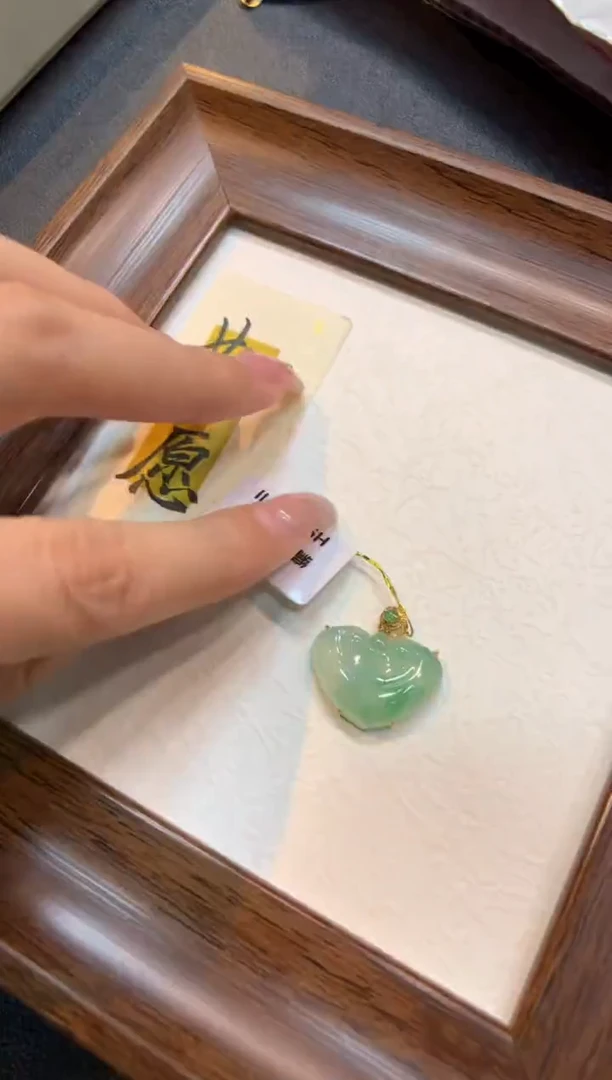 颈饰18K金镶嵌翡翠如意