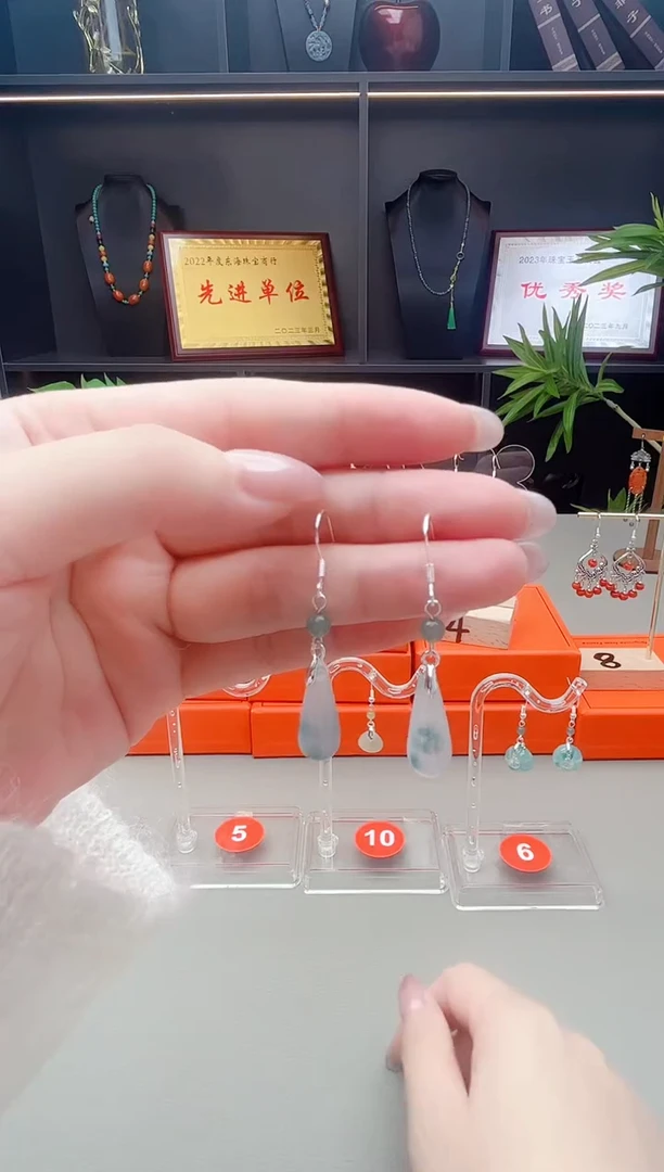 未镶嵌石英质玉（天山翠）耳钉000000