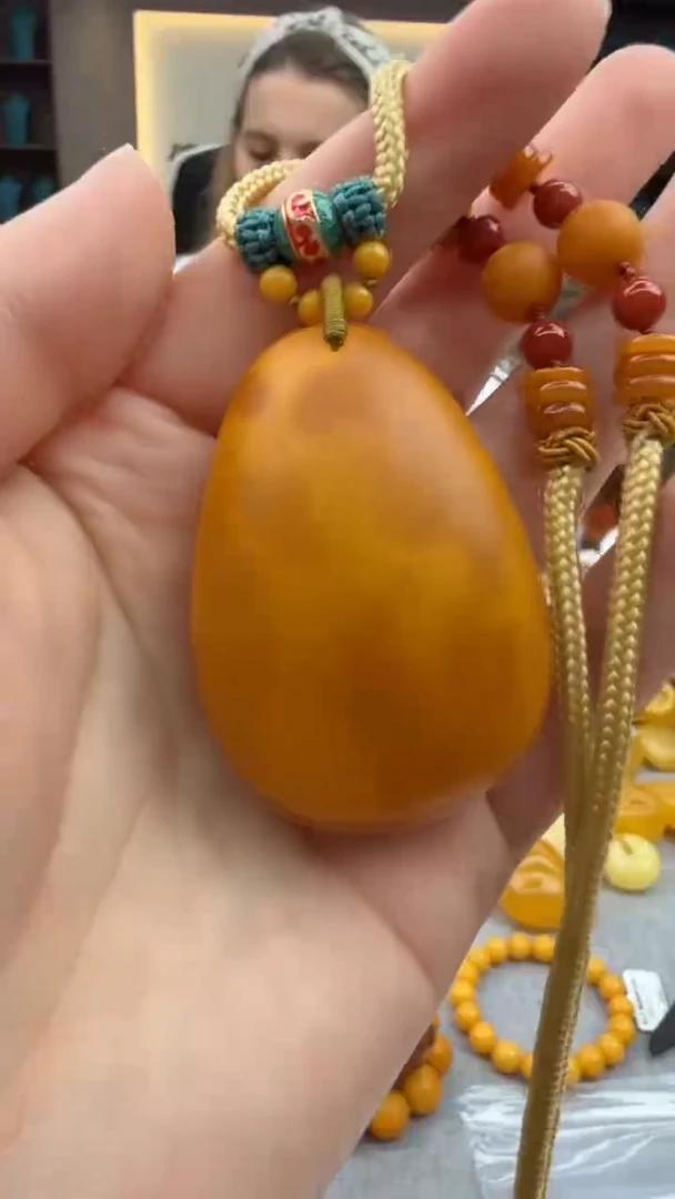 琥珀颈饰未镶嵌150秒拍号 假一罚三