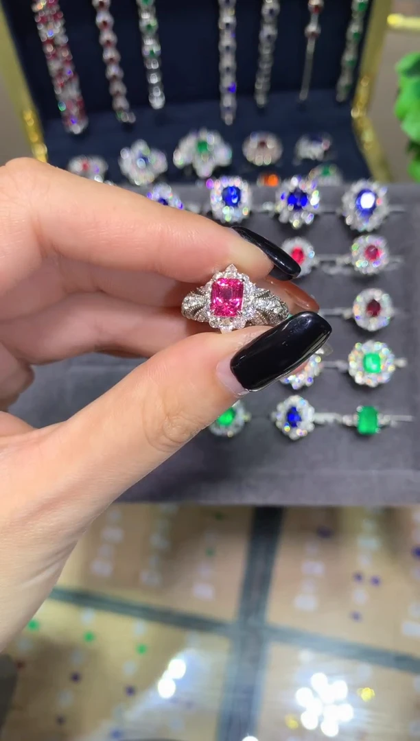 18K金镶嵌戒指尖晶石1.62CT