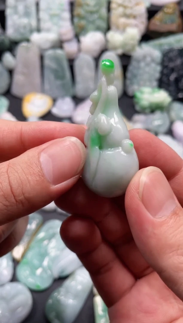 翡翠未镶嵌颈饰努****！天然翡翠a货