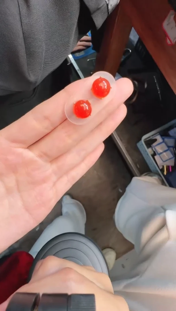 未镶嵌定制南红玛瑙耳钉有轻微色差属于正常现象，多样性发货1