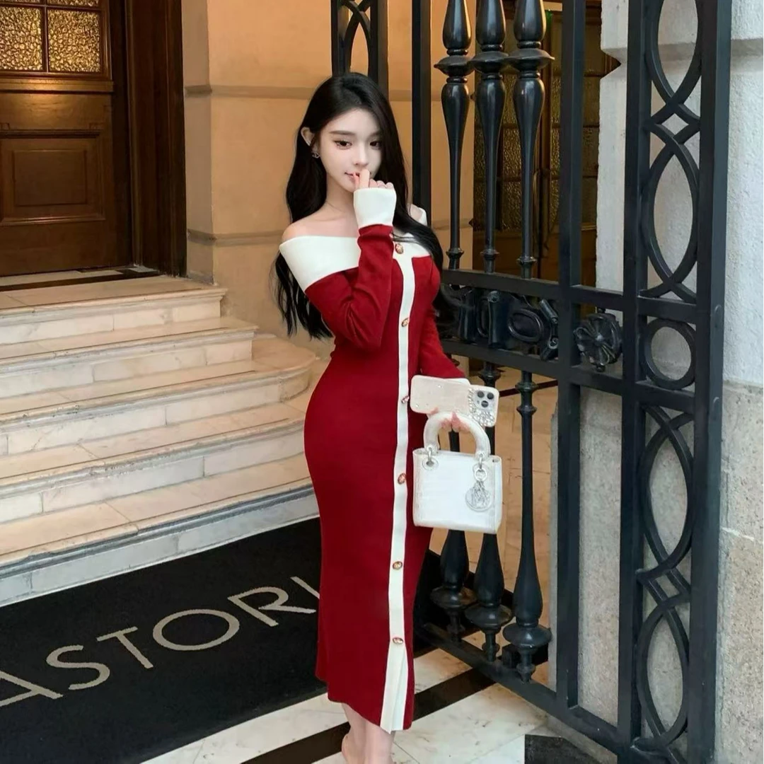 新年圣诞氛围感一字肩针织撞色连衣裙2024冬季新款收腰包臀长裙女