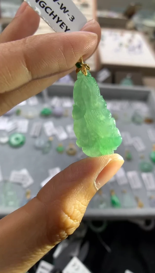 颈饰18K金镶嵌翡翠白菜