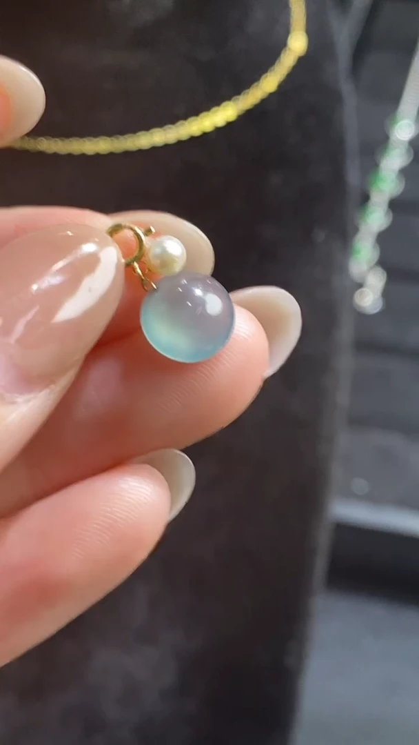 翡翠18K金镶嵌颈饰吊坠