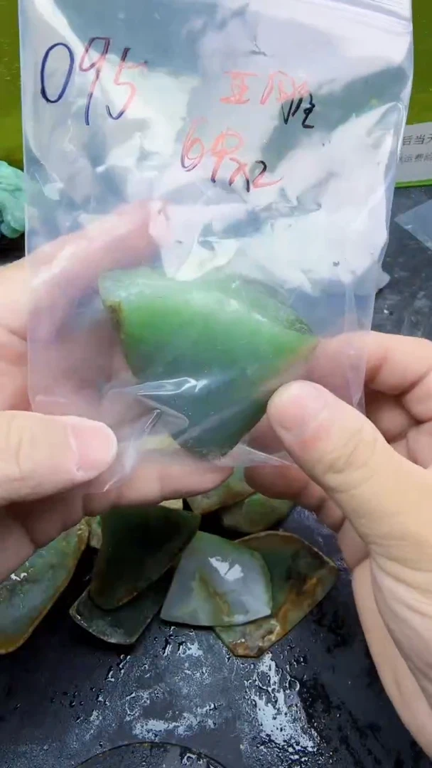 翡翠挂件未镶嵌玉***者天然翡翠095